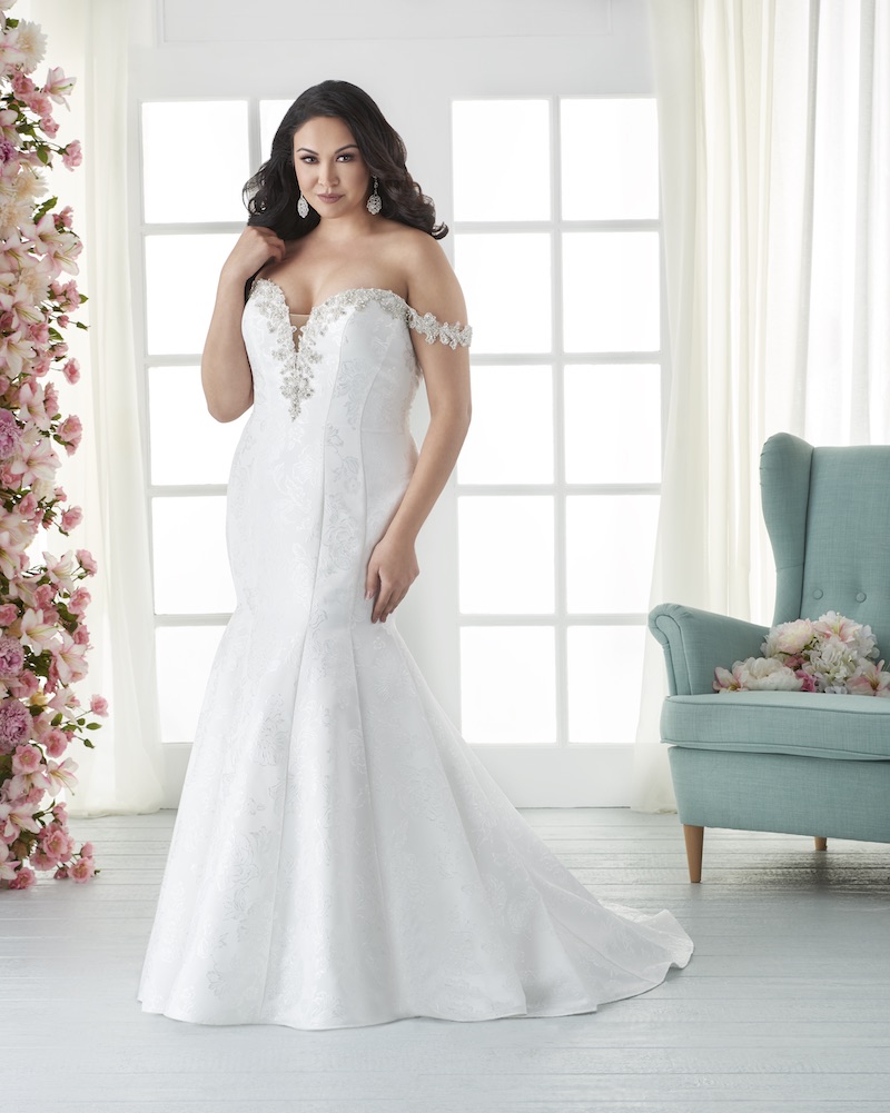 8 Sexy Wedding Gowns for Curvy Brides BridalGuide